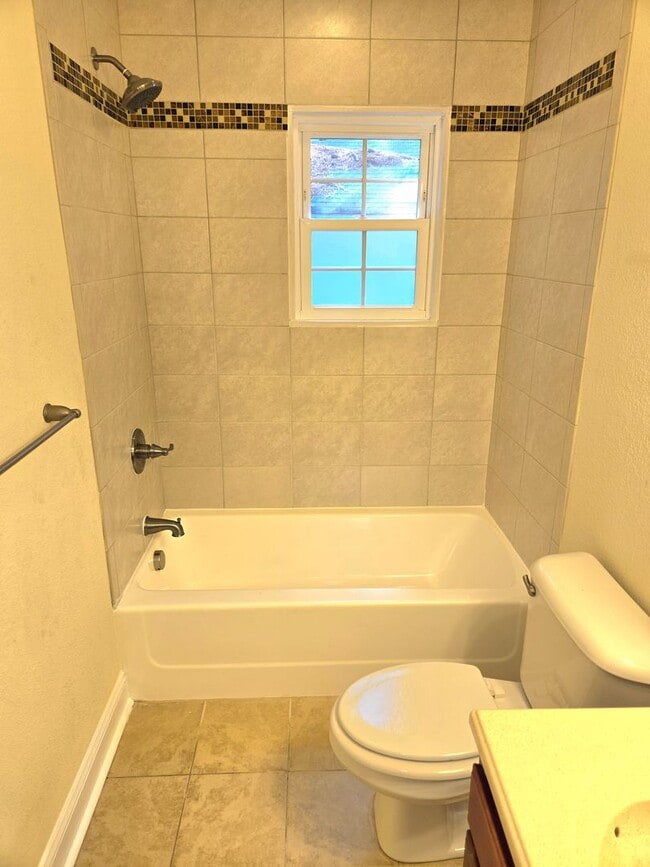 Building Photo - Beautiful Move-In Ready Single Family Home!