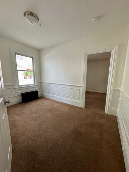 Building Photo - 76 Elm St