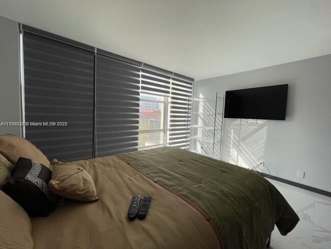Building Photo - 2049 S Ocean Dr