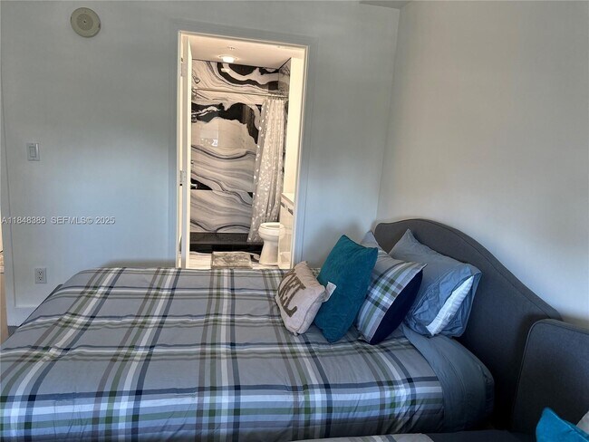 Building Photo - 601 NE 36th St