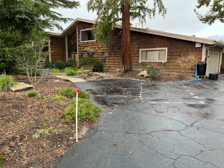 dedicated parking space on front drive - 4569 E Alamos Ave