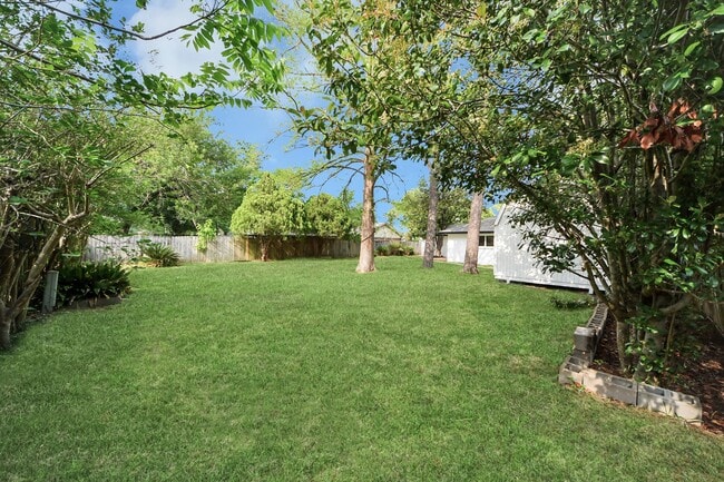 Building Photo - 2407 Crestdale Dr