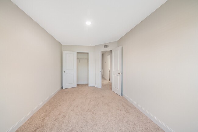 Building Photo - 3 Bedroom Townhome with Garage Angier