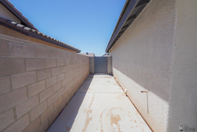 Building Photo - 8716 E 40th Pl