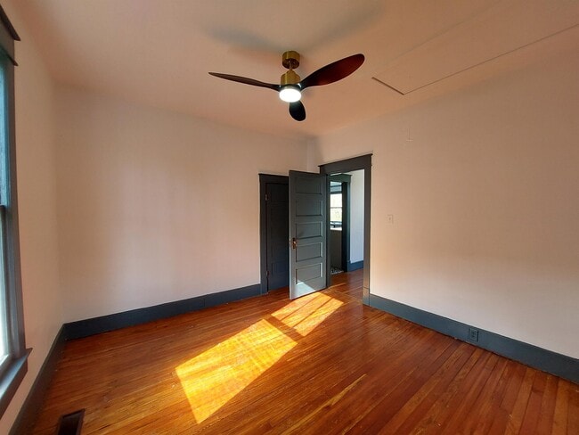 Building Photo - 203 Riverside Dr