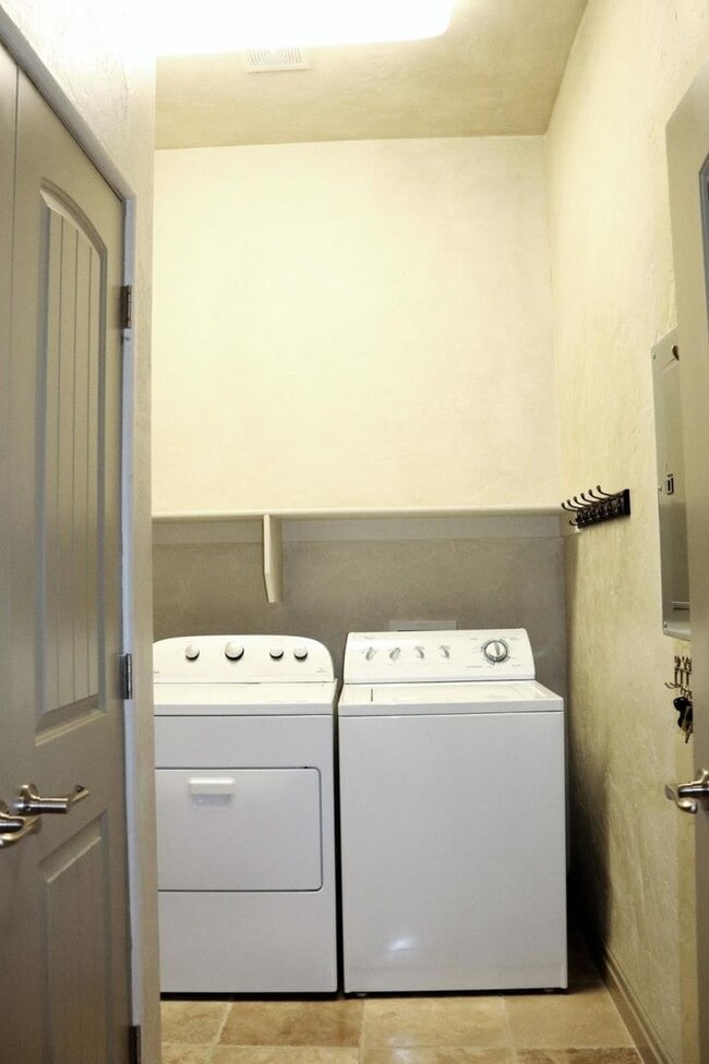 Building Photo - 280 S Luce Del Sol