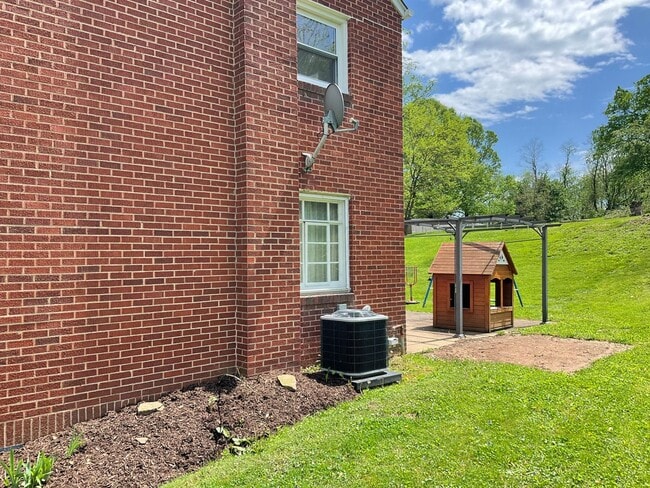 Building Photo - 3 Bedroom - Peaceful Living Just Minutes f...