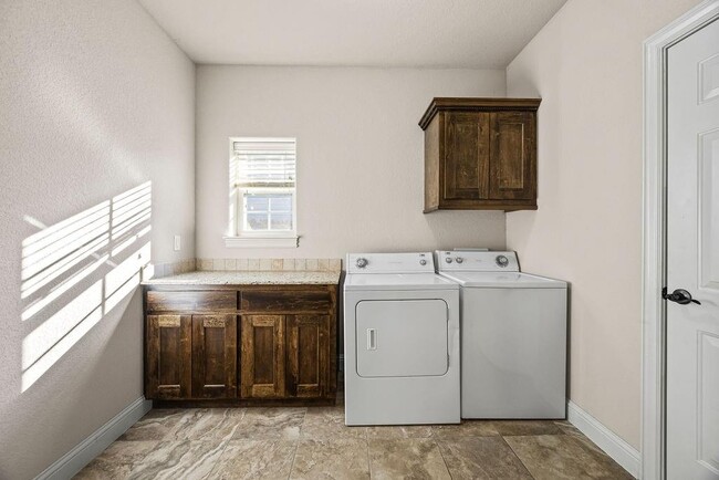 Building Photo - 547 N Longfellow Ln