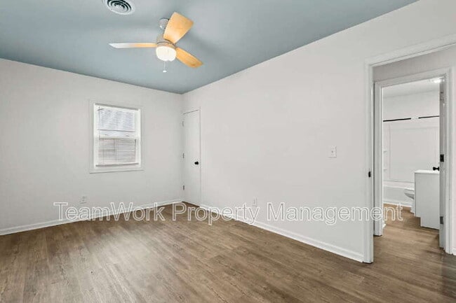 Building Photo - 3020 Azalea Dr
