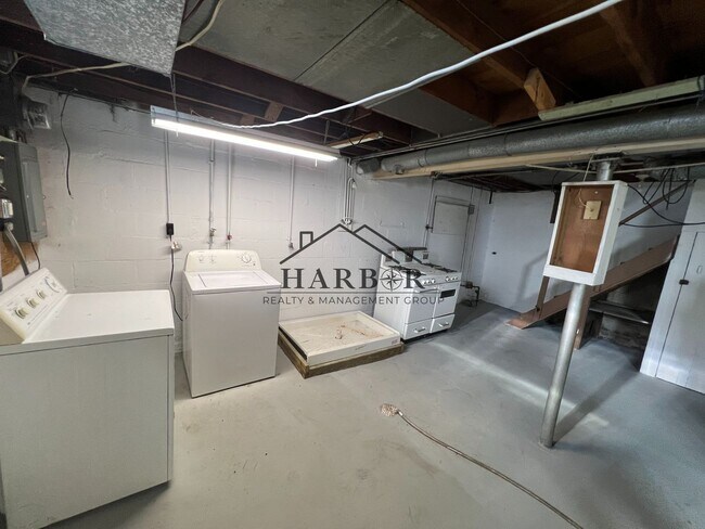 Building Photo - 405 1st St SW