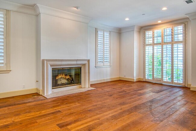 Building Photo - 321 S Palm Dr