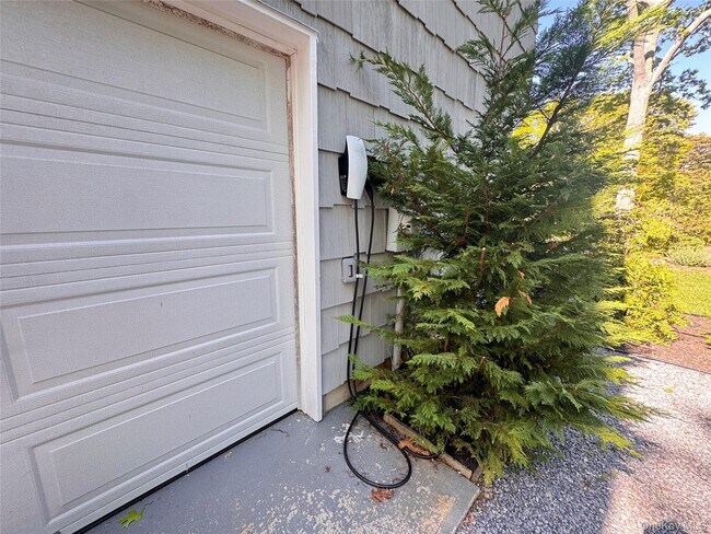 Building Photo - 3 Debbie Trail