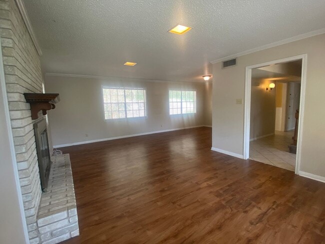 Building Photo - LARGE 4 BEDROOM BELTON ISD