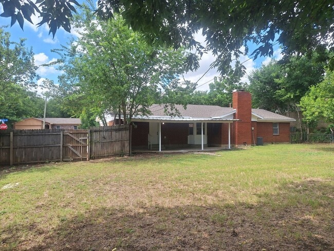Building Photo - 6005 Barry Dr