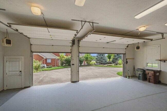Building Photo - 678 Canterbury Dr