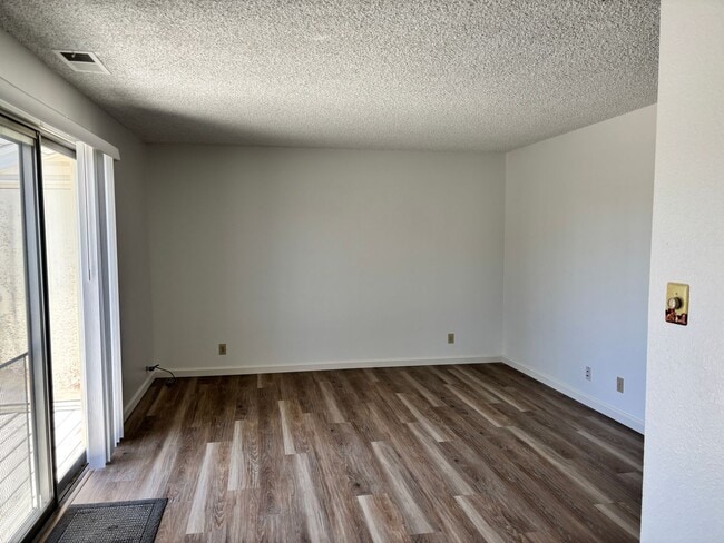 Building Photo - VERY NICE 2 BED/1 BATH 2ND FLOOR CONDO - N...