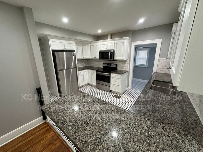 Building Photo - 2535 Charlotte St