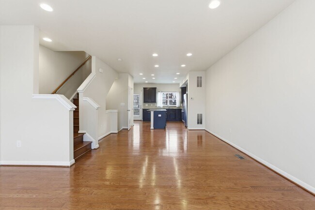 Building Photo - Amazing 4 BR/3.5 BA Townhome in Riverdale!