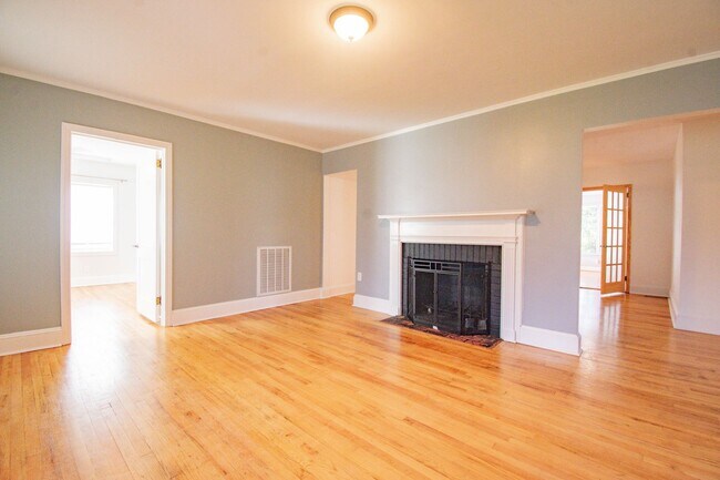 Building Photo - Available 3/27/26 - Charming Haymount 3 Bedroom 2 Bathroom Home- Pets Okay