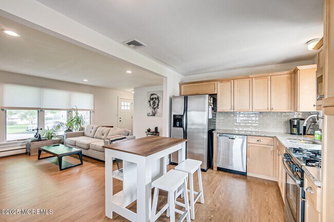 Building Photo - 1331 Sunset Ave