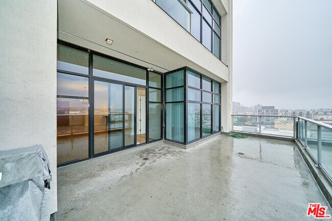 Building Photo - 3223 W 6th St