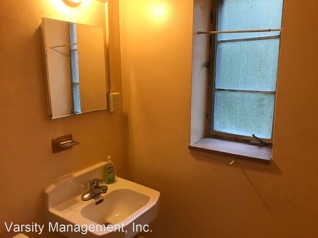 Building Photo - 1 br, 1 bath Apartment - 801 W. Madison 80...