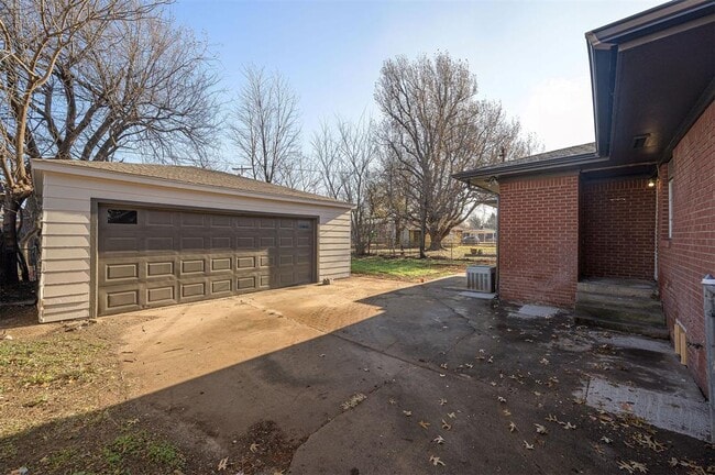 Building Photo - 2312 N Warren Ave