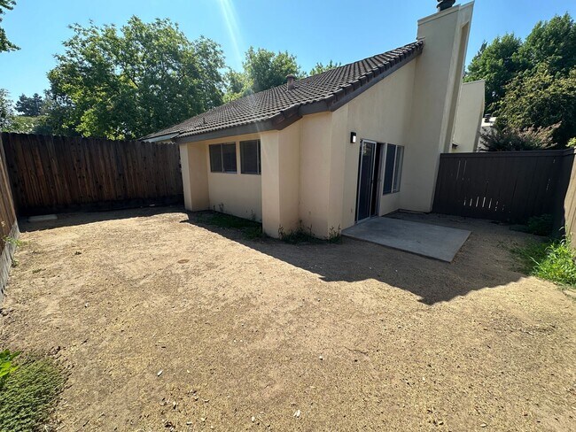 Building Photo - COL370