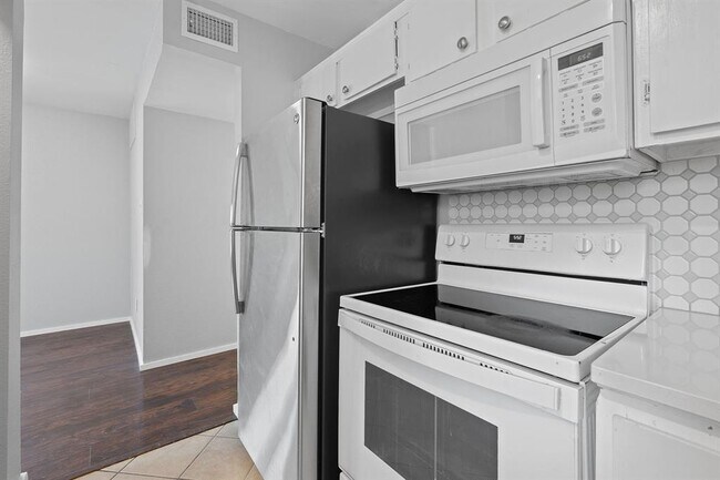 Building Photo - 2104 Cullen Ave