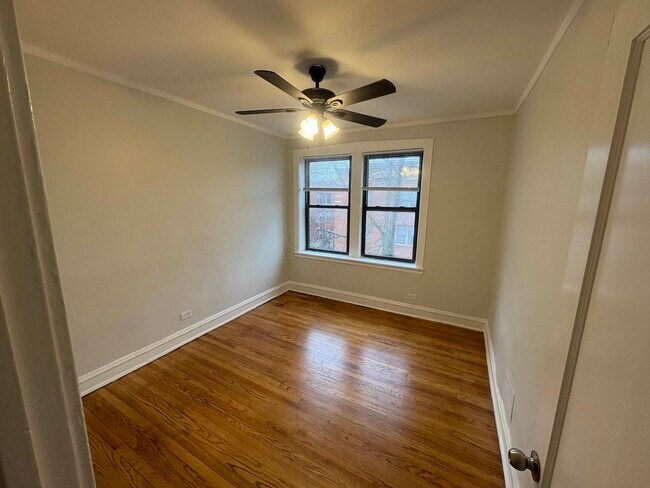 Building Photo - 7004 N Paulina St