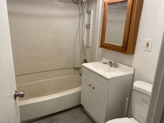 Building Photo - 3 Bedroom 2 Bath Home In Roseville