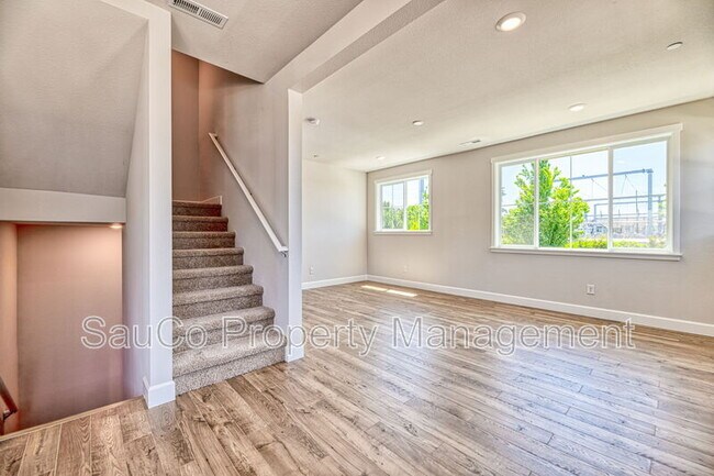 Building Photo - 17071 SW Friendly Ln