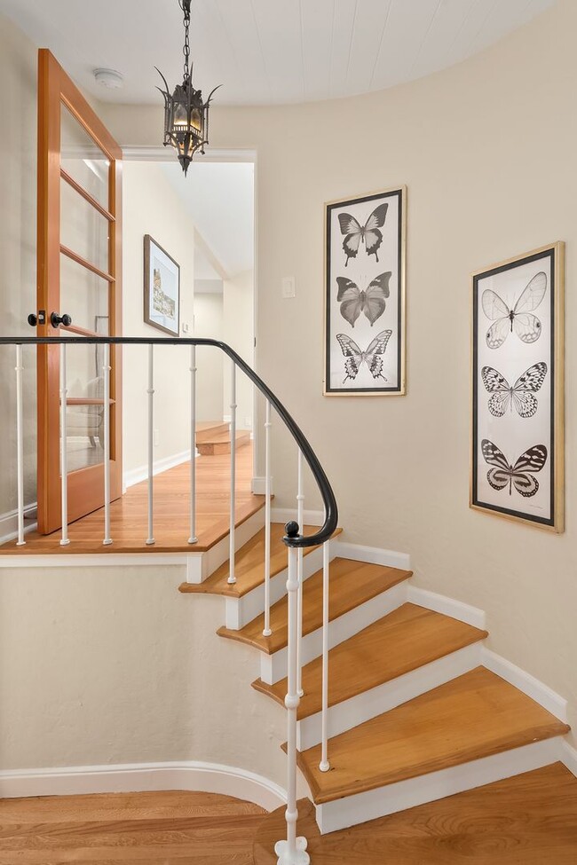 Building Photo - Queen Anne Home
