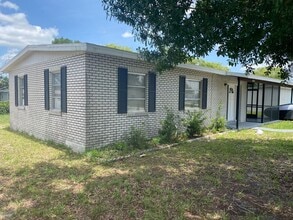 Building Photo - Three bedrooms one bath Deltona