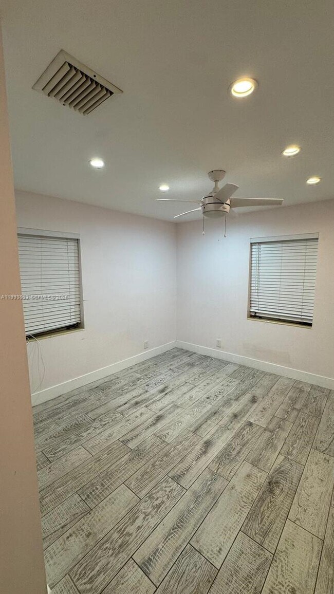 Building Photo - 414 9th Ave N