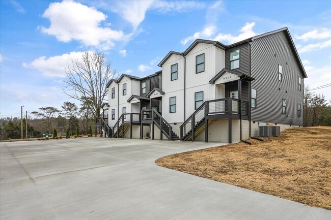 Building Photo - 8302 Lobelia Ln