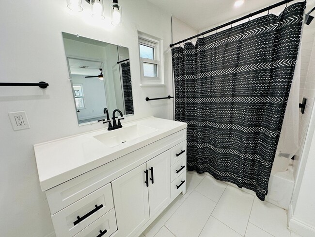 Building Photo - Charming 3 Bed, 2 Bath Oasis: Minutes from...