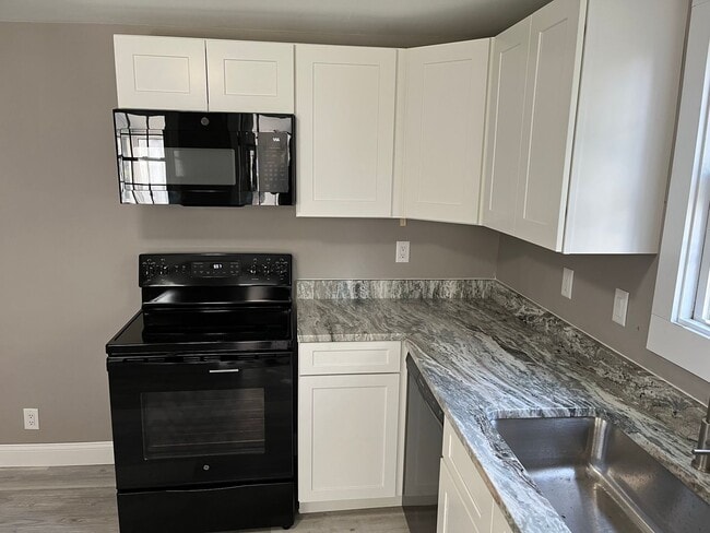 Building Photo - Fully Remodeled Cape Style Home in Manchester, CT