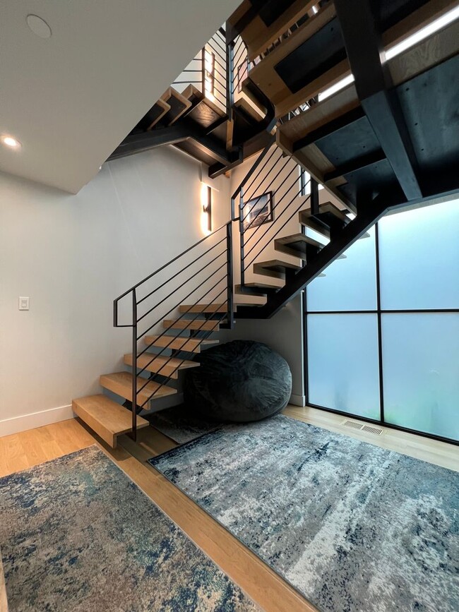 Building Photo - Modern 3 BD/2.5 BA, Superb Location, Internet/Cable and TVs Included! Available August 3rd!