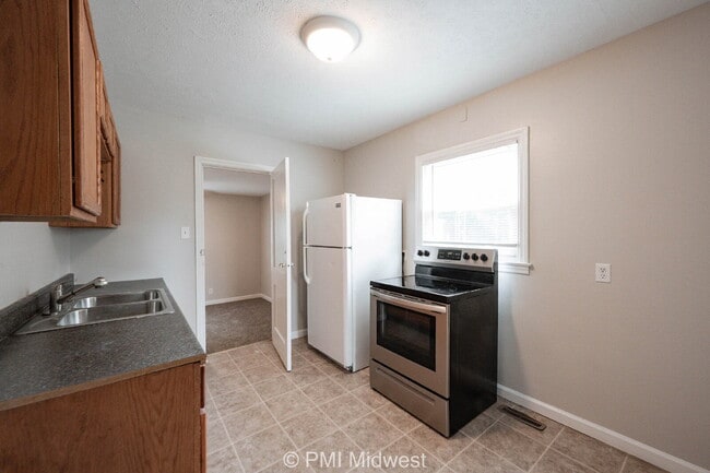 Building Photo - "Charming 3-Bed Home in Indianapolis – Coz...