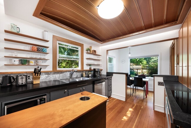 Building Photo - 11520 Roosevelt Way NE