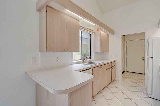 Building Photo - 223 E River Park Dr