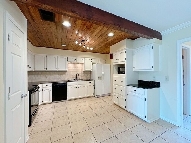 Building Photo - Custom Remodeled Townhome off Jefferson Hwy