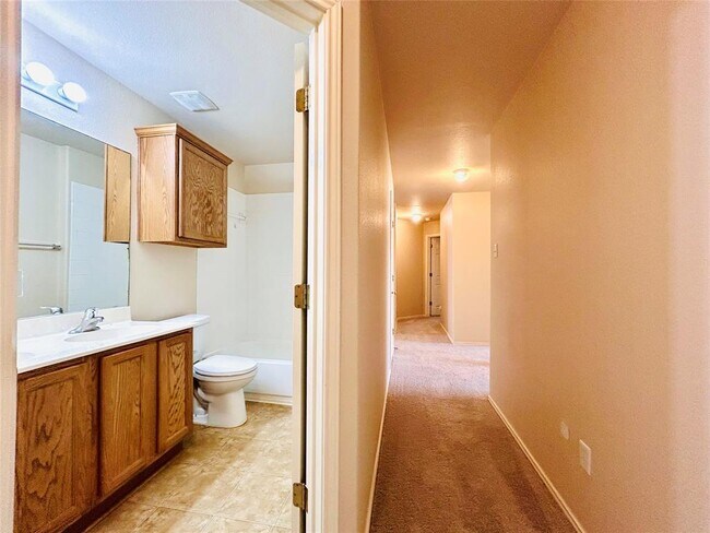 Building Photo - 468 Clarence Ct