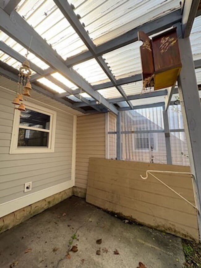 Building Photo - Affordable 2 Bedroom Duplex Off of Gum Bra...
