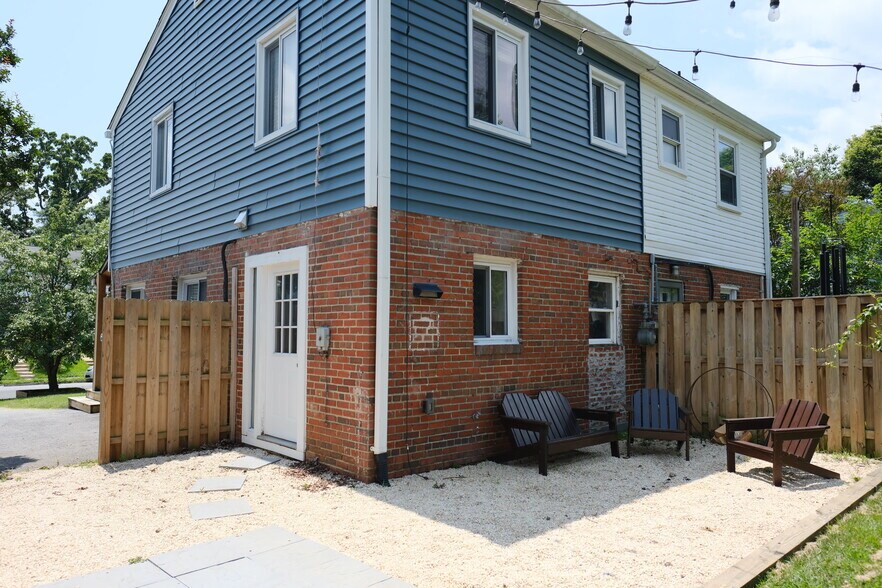 Building Photo - 2234 Roanoke Dr