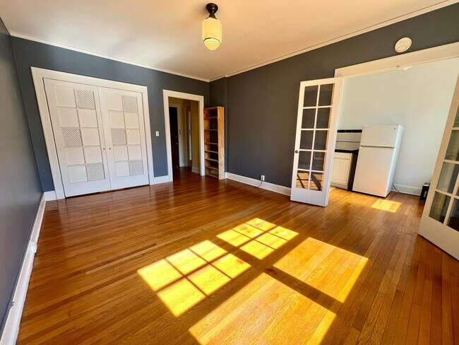 Building Photo - Historic Studio in Prime Alphabet District Location! Move in Special!