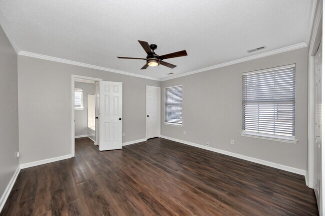 Building Photo - 103 N W Sugar Bluff Ln