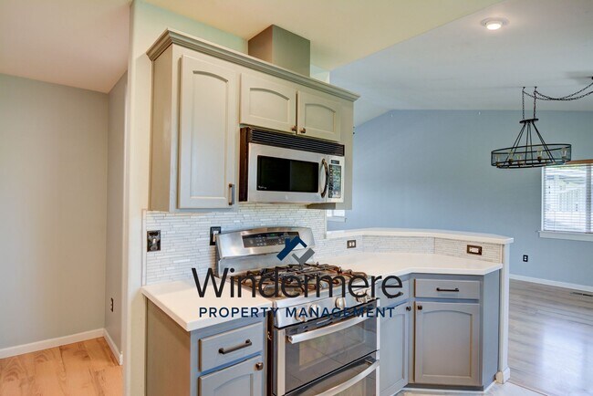 Building Photo - Modern 4 bed 2.5 Bath Home