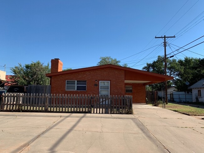 Building Photo - LARGE 1 BEDROOM WITH CARPORT BRICK HOME